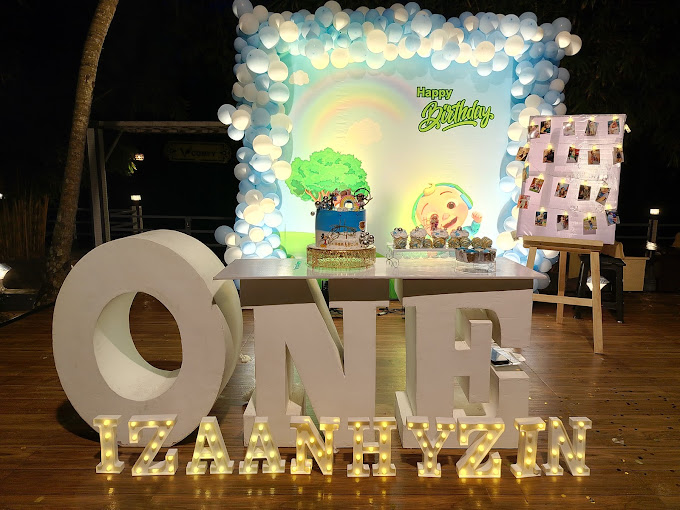 Wedding balloon arch